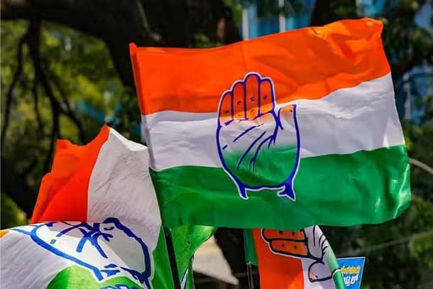 अंबानी-अडानी को मिल रहे एयरपोर्ट-बंदरगाह, आम आदमी घर चलाने के लिए ले रहा लोन